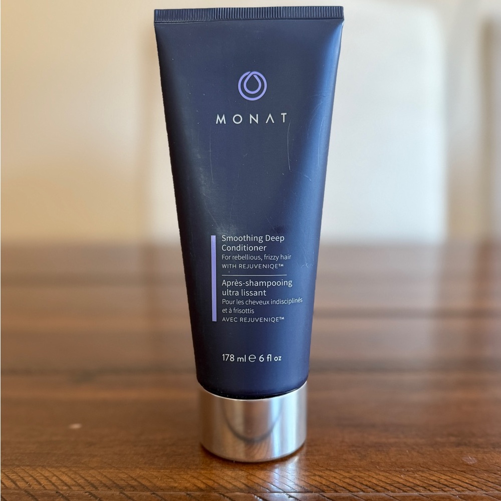 MONAT Smoothing Deep Conditioner - Black and Silver